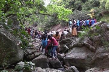 நீர்வீழ்ச்சியில் மூழ்கி உயிரிழந்த இளம் தமிழ் யுவதிகள் - விபரம் வெளியானது