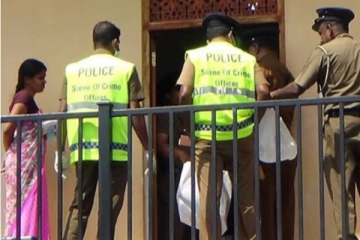 மனைவி கோடரியால் வெட்டி கொலை; கணவன் தப்பியோட்டம்