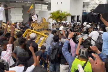 කොටුව පොලිස් ස්තානය අතර උණුසුම්.තත්වයක්.. පොලීසියෙන් කදුලු ගෑස් ප්‍රහාර ( PHOTOS)