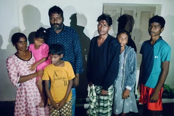 இலங்கையில் இருந்து அகதிகளாக தமிழகம் சென்ற குடும்பம்