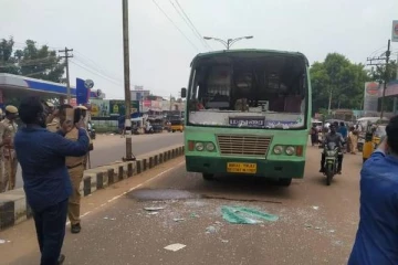 அரசு பேருந்து மீது கல்வீசி தாக்குதல்: சிவகங்கையில் பதற்றம்