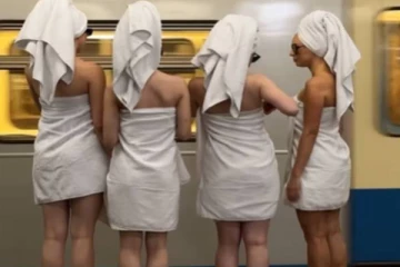 மெட்ரோ ரயிலில் துண்டை மட்டும் அணிந்து பயணம் செய்த 4 பெண்கள்!