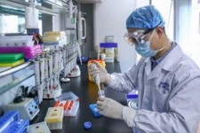 கொரோனா தடுப்பூசி போட்டுக் கொண்டவருக்கு கொரோனா தொற்று: அதிர்ச்சிகர தகவல்