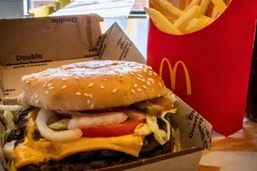 பர்கர் சாப்பிட்ட 75 பேர் கிருமித்தொற்றால் பாதிப்பு; ஒருவர் உயிரிழப்பு