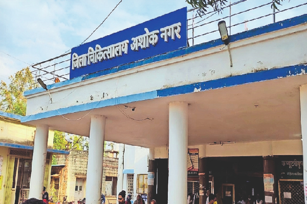 மருத்துவமனையில் காதல் ஜோடி செய்த முகம் சுழிக்கும் செயல் ; வெளியான வீடியோவால் வெடித்த சர்ச்சை | Couple S Obscene Act In Hospital Area