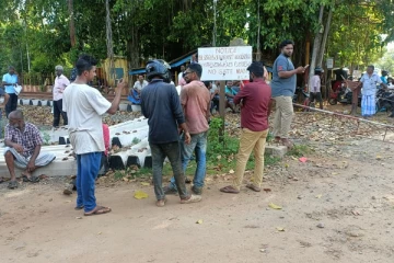 வவுனியாவில் புகையிரத பாதையினை மறித்து கிராம மக்கள் ஆர்ப்பாட்டம் (Photos)