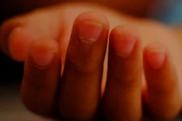 පුතාගේ තියුණු පහරදීමෙන් මවක් ජිවිතක්ෂයට.