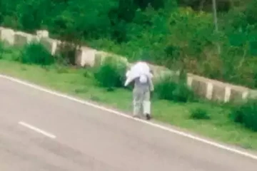 தாயின் சடலத்தை மகனே தோளில் சுமந்த அவலம்! நெஞ்சை உருக்கும் புகைப்படம்