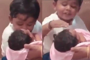 முதன் முறையாக தங்கையை கொஞ்சி விளையாடிய குட்டிபையன்! காண்போரை ரசிக்கவைத்த காட்சி!