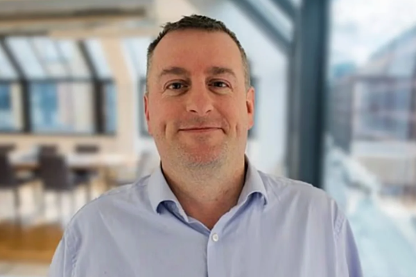 போதைப்பொருள் கொடுத்து மனைவியை பலருக்கு விருந்தாக்கிய அரசியல்வாதி; 13 ஆண்டு கொடுமை! | Uk Husband 5 Others Accused Of Sex Offenses Wife