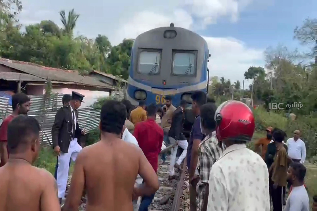 யாழில் இருந்து கொழும்பு நோக்கி சென்ற தொடருந்து முதியவரை மோதித்தள்ளியது | Train Accident In Thonikal Area Of Vavuniya