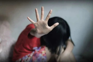 நான்கு வயது மகளை தாக்கிய தாயும் அவரது சட்ட பூர்வமற்ற கணவரும்