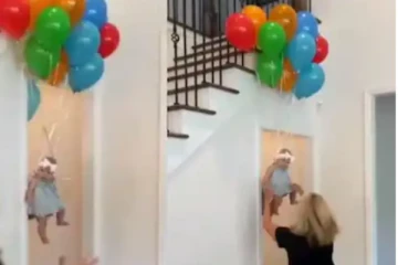 பலூன்களுடன் வீட்டிற்குள் பறந்த குழந்தை! பேரதிர்ச்சியில் உறைந்த பெண்..... அதிர வைத்த காட்சி