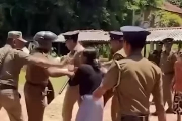නොසන්සුන් තත්ත්වයක් - විලාප මැද මීගමුව බන්ධනාගාරයට පැමිණි ජේෂ්ඨ පොලිස් අධිකාරී එරික් පෙරේරාව ජනතාව වට කර ගයි [VIDEO]