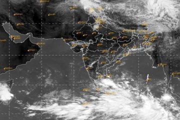 அசூர வேகத்தில் தாக்கும் மோச்சா புயல்! தமிழகத்தை நெருங்கும் ஆபத்து