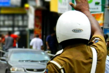 பொலிஸாரின் உத்தரவை மீறி பயணித்த மோட்டார் சைக்கள் மீது துப்பாக்கி பிரயோகம்