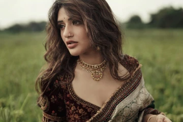 நடிகை ஸ்ரீலீலா சேலையில் அசத்தல் போட்டோஷூட்