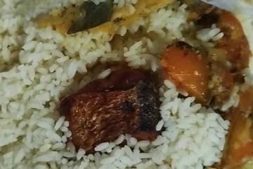 மதிய நேர உணவில் புழுக்கள் ; தமிழர் பகுதி உணவகம் மீது வழக்கு தாக்கல்