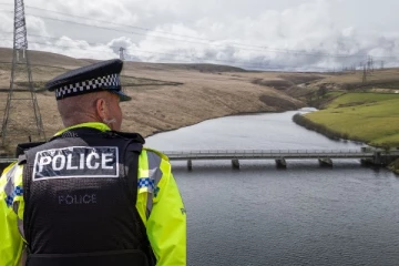 பிரித்தானியாவில் நீர் தேக்க அணைக்குள் விழுந்த இளம் பெண்: சடலமாக மீட்கப்பட்ட துயரம்!