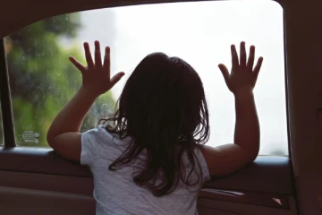 காருக்குள் சிக்கி உயிரிழந்த நான்கு சிறுவர்கள்; துயரத்தை ஏற்படுத்திய சம்பவம்