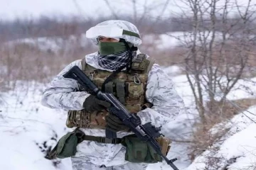 உறைபனியிலும் கடமை தவறாத உக்ரைன் வீரர்கள்; வைரலாகும் புகைப்படங்கள்