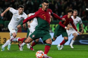 புதிய வரலாற்று சாதனை படைத்த ரொனால்டோ! கொண்டாடும் ரசிகர்கள்