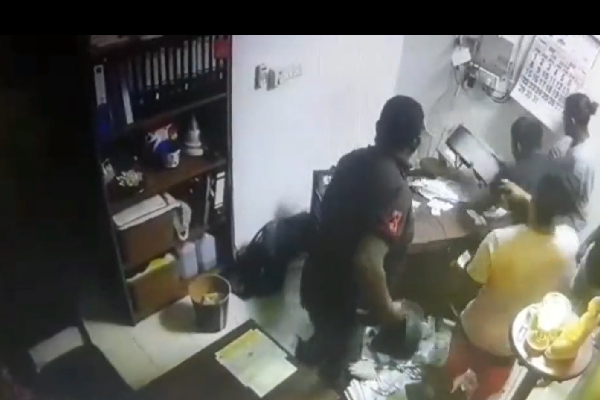 எரிபொருள் நிரப்பு நிலைய முகாமையாளர் மீது கண்முடித்தனமாக தாக்குதல் - சிசிடிவி காட்சிகள் வெளியீடு | Manager Fuel Shed Attack Thunmulla Cctv Footage