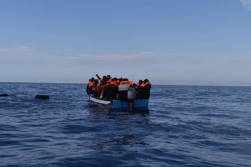 அகதிகள் படகு கவிழ்ந்து விபத்து - 35 பேர் உயிரிழப்பு..!