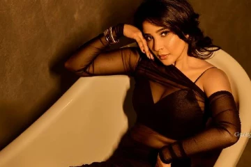 ட்ரான்ஸ்பரென்ட் உடை அணிந்து பாத்டப்பில் உச்சகட்ட ஹாட் போஸ் கொடுத்த சாக்ஷி அகர்வால்