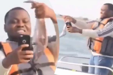 கையில் மீனுடன் போஸ் கொடுத்த நபர்... நொடியில் தலைகீழாக மாறிய சோகம்