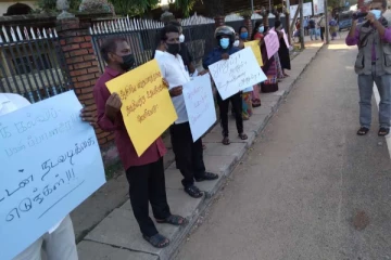 உதயரூபனை இடம்மாற்றுங்கள்;   பெற்றோர்கள் போர்க்கொடி