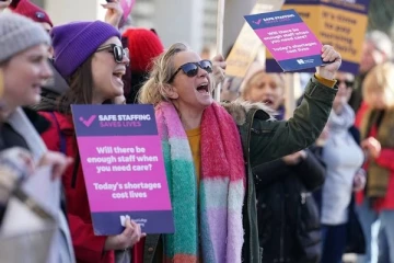 பிரித்தானியாவில் NHS ஊழியர்களுக்கு ஊதிய உயர்வு: நெடிய போராட்டத்திற்குப் பின் கிடைத்த வெற்றி!