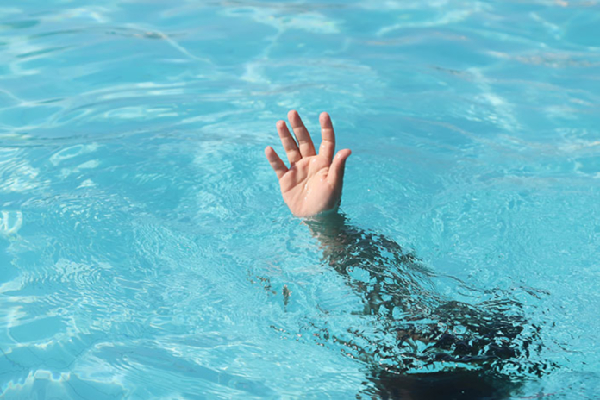 நீச்சல் தடாகத்தில் மூழ்கி இளைஞர் மரணம் | Boy Drowns In Swimming Pool Sl