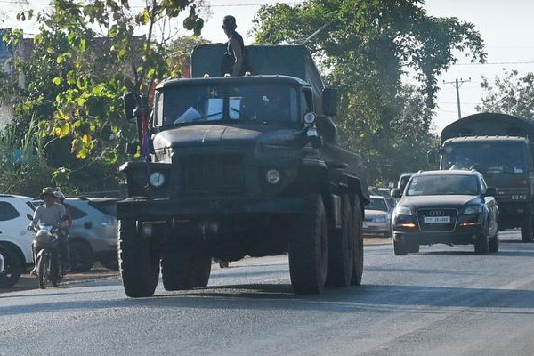 எல்லை பாதைகளை அதிரடியாக மூடிய நாடு.. ட்ரம்பின் கருத்துக்கு முரணாய் ஆசியாவில் தீவிரமடையும் போர்! | Cambodia Shuts Border Crossings Thailand எல்லை பாதைகளை அதிரடியாக மூடிய நாடு.. ட்ரம்பின் கருத்துக்கு முரணாய் ஆசியாவில் தீவிரமடையும் போர்! | Cambodia Shuts Border Crossings Thailand