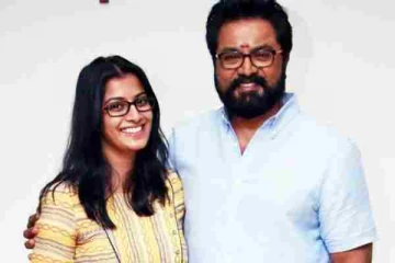 தடபுடலாக நடக்கும் திருமண வேலைகள், யாரை சந்தித்து வரலட்சுமி பத்திரிக்கை கொடுத்துள்ளார் பாருங்க