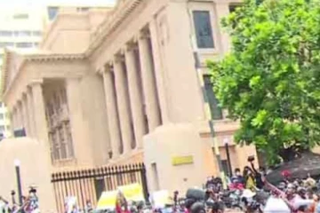 සමාජවාදී තරුණ සංගමය ජනාධිපති ලේකම් කාර්යාල පරිශ්‍රයට ඇතුළුවෙයි..(VIDEO)