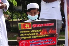 முஸ்லிம்களின் ஜனாசா எரிப்பிற்கு எதிராக கிளிநொச்சியில் எதிர்ப்பபு ஆர்ப்பாட்டம்