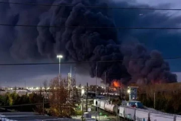 அமெரிக்காவில் மக்கள் குடியிருப்புக்குள் வெடித்து சிதறிய விமானம்