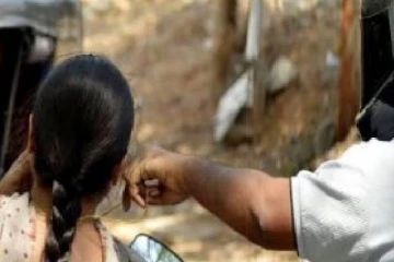 வீட்டு வாசலில் கோலமிட்ட பெண்ணிடம் செயின் பறிப்பு...துரத்தி பிடித்த போலீசார்