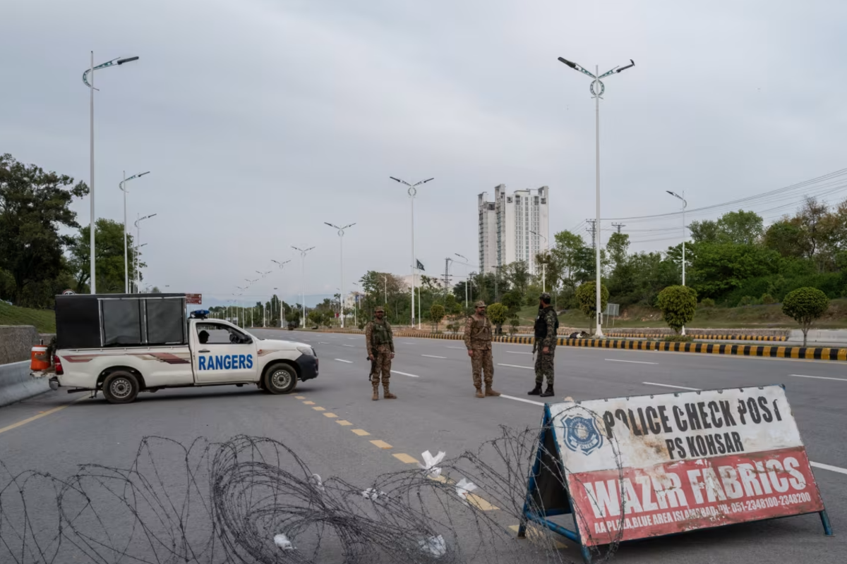 பாகிஸ்தானை நோக்கி புறப்பட்டுள்ள இரண்டு ஈரான் விமானங்கள்! போர் விமானங்களின் இரைச்சலால் அதிர்ந்த பாகிஸ்தான் | Iran Government Planes Heading Towards Islamabad