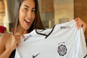 துப்பாக்கி சூட்டில் பிரபல கால்பந்து வீரர் மனைவி பலி