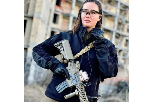 ரஷ்யாவுக்கு எதிராக போராட்ட களத்தில் இறங்கிய உக்ரைன் அழகி! (Photos) | Ukraine Former Miss Grand Anastasia Fight Russia