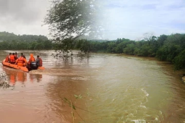 ஆற்றில் உயிரை பணயம் வைத்து சிறுமியை காப்பாற்றிய இளைஞன்