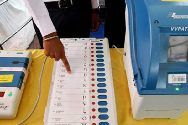 பலத்த போலீஸ் பாதுகாப்புடன் மின்னணு வாக்கு இயந்திரங்கள் வாக்குச்சாவடிகளுக்கு அனுப்பி வைப்பு! | Electronic Voting Machines Polling Stations Police