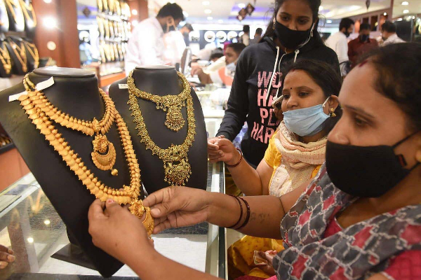 Today Gold Rate: தடாலடியாக குறைந்த தங்கத்தின் விலை! ஒரே நாளில் ரூ.1520 வீழ்ச்சி | Gold Rate November 15 2025 India And Srilanka Today Gold Rate: தடாலடியாக குறைந்த தங்கத்தின் விலை! ஒரே நாளில் ரூ.1520 வீழ்ச்சி | Gold Rate November 15 2025 India And Srilanka