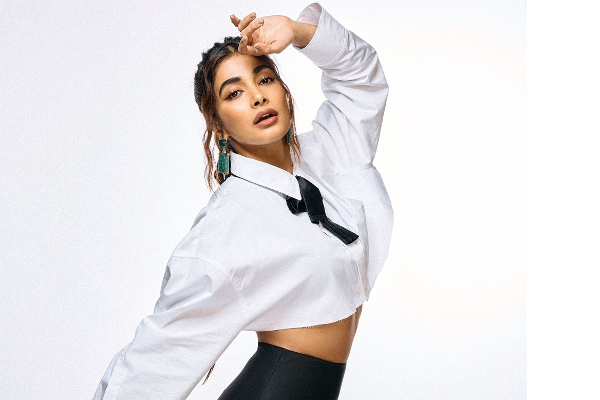 பீஸ்ட் பட நடிகை பூஜா ஹெக்டேவா இது.. வெள்ளை நிற ஆடையில் மயக்கும் க்யூட் புகைப்படங்கள்... | Pooja Hegde Actress Latest Photo Post Viral பீஸ்ட் பட நடிகை பூஜா ஹெக்டேவா இது.. வெள்ளை நிற ஆடையில் மயக்கும் க்யூட் புகைப்படங்கள்... | Pooja Hegde Actress Latest Photo Post Viral