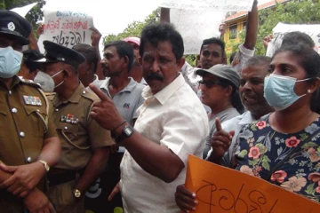 திரளாக ஒன்றுகூடி மக்கள் முழக்கம்..!! பின்கதவால் நழுவிய அமைச்சர்