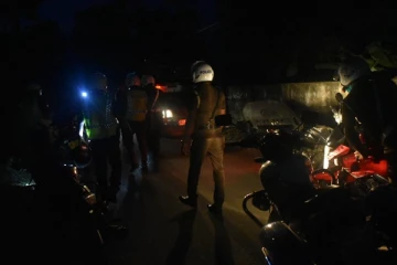 யாழில் இளைஞர் குழுக்களுக்கிடையில் கத்திக்குத்து தாக்குதல்! மூவர் படுகாயம்