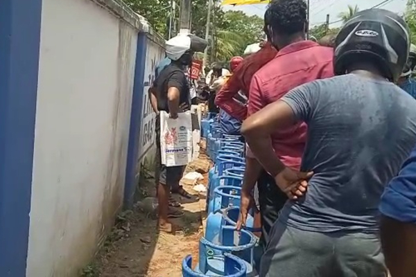 நாட்டின் பல பகுதிகளில் எரிவாயு தட்டுப்பாடு: நீண்ட வரிசையில் காத்திருக்கும் மக்கள் (VIDEO) | Gas People Jaffna Kilinochchi Litro