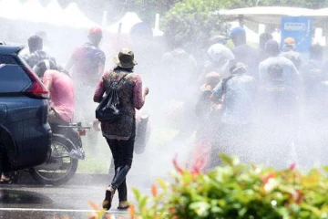 போராட்டக்காரர்கள் மீது நீர்த்தாரைப் பிரயோகம்